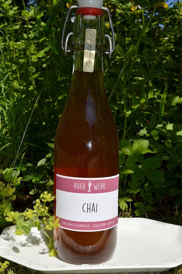 Flasche mit Chai Punsch. Ein Gewürzauszug der mit Rohrohrzucker zum Punsch gekocht wird. Geeignet für Chai Latte oder Lassie.
