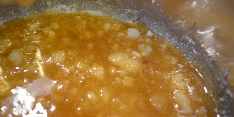 Caramel aus Zucker herstellen 