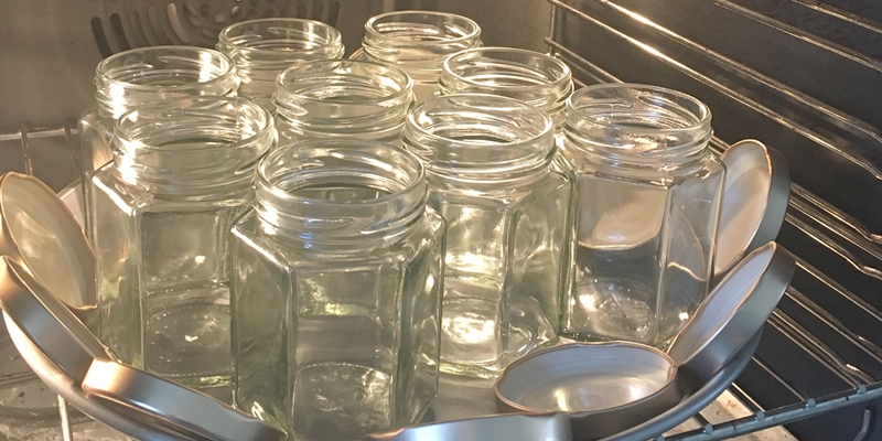 Sauber gewaschene Gläser und Deckel bei 100°C im Backofen zum Sterilisieren