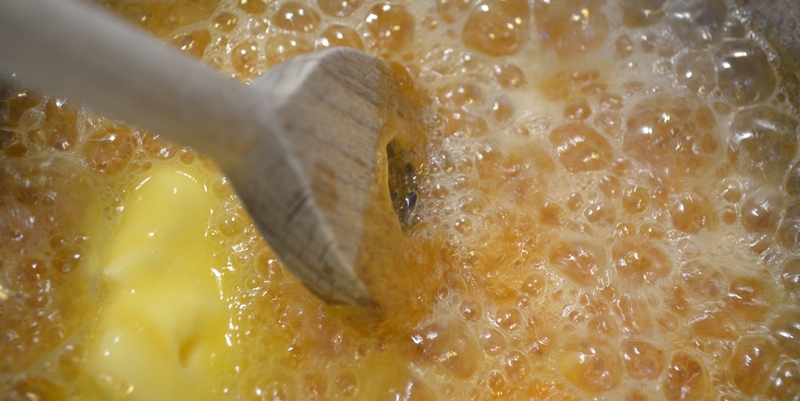 Butter in Caramel einrühren 