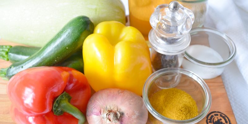Verschiedenes Gemüse, Curry, Salz, Pfeffer und Essiga