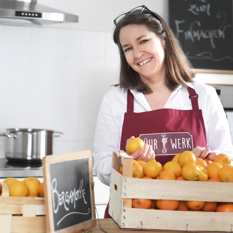 Karin Eggenberger alias Frau Rührwerk prüft die Qualität von Zitrusfrüchten, die im Zitruskurs in Genuss verwandelt werden.