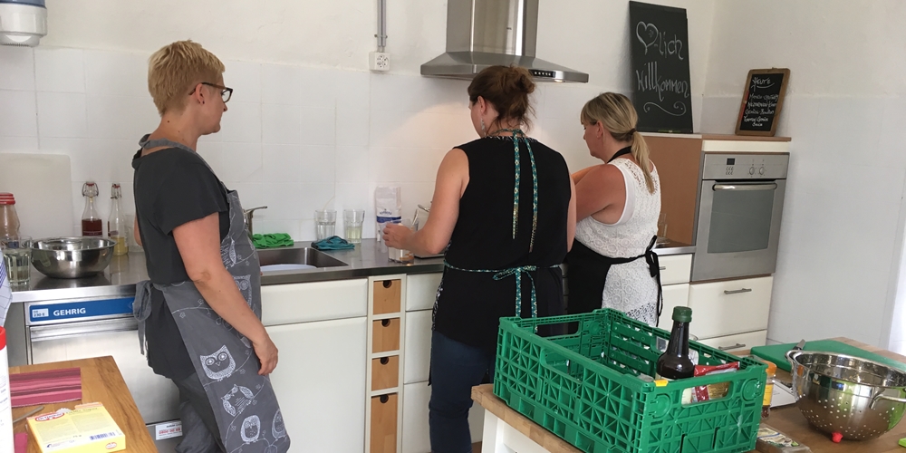 Drei Frauen beim Einmachkurs in der Rühr-Werk Küche