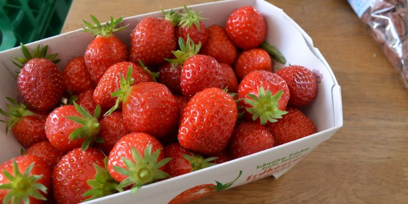 Schale mit reifen Erdbeeren