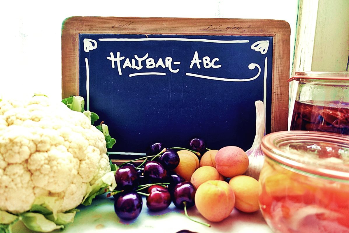 Haltbar-ABC Tafel mit Früchten und Gemüse vorne dran